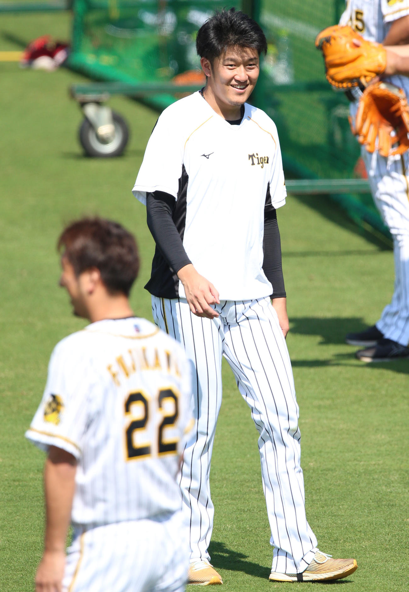 阪神対DeNA　試合前、リラックスした表情の岩貞、手前は藤川（撮影・上山淳一）