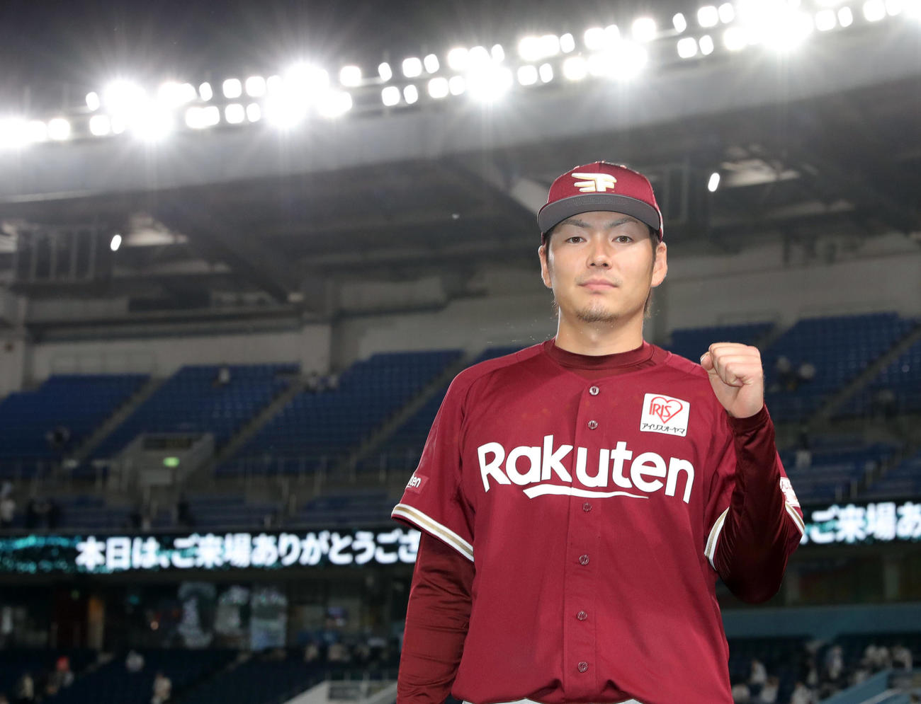 ロッテ対楽天　ロッテに勝ち勝利投手となった楽天塩見はヒーローインタビューを終えガッツポーズで写真に納まる（撮影・垰建太）