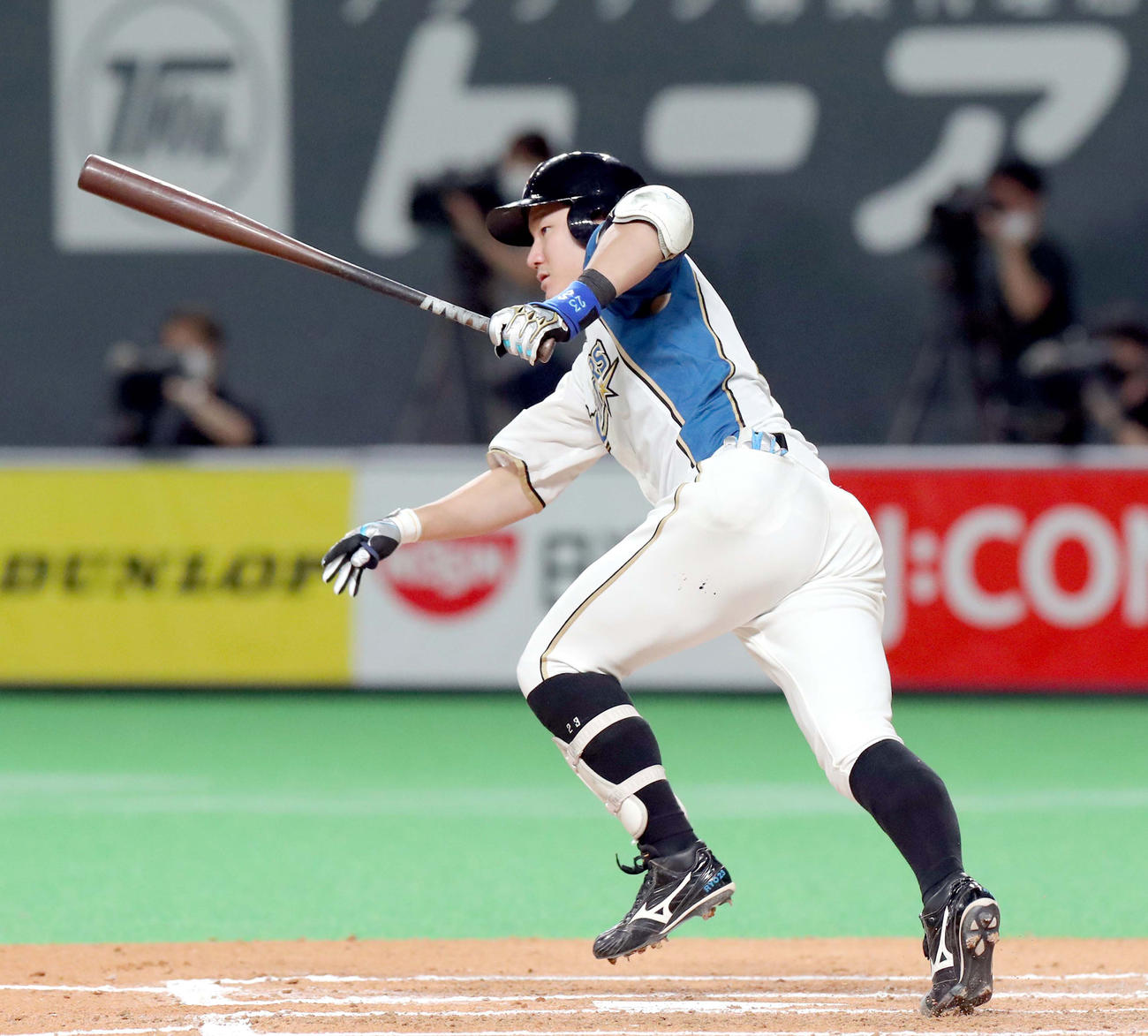 6回裏日本ハム2死満塁、渡辺は先制となる左前適時打を放つ（撮影・佐藤翔太）
