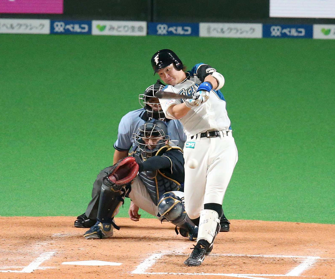 6回裏日本ハム2死満塁、左前適時打を放つ渡辺（撮影・黒川智章）