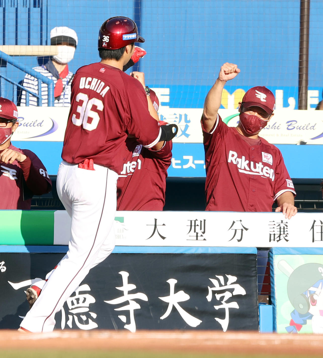 ロッテ対楽天　1回表楽天2死満塁、中越え満塁本塁打を放った内田（左）をガッツポーズで迎える三木監督（撮影・垰建太）
