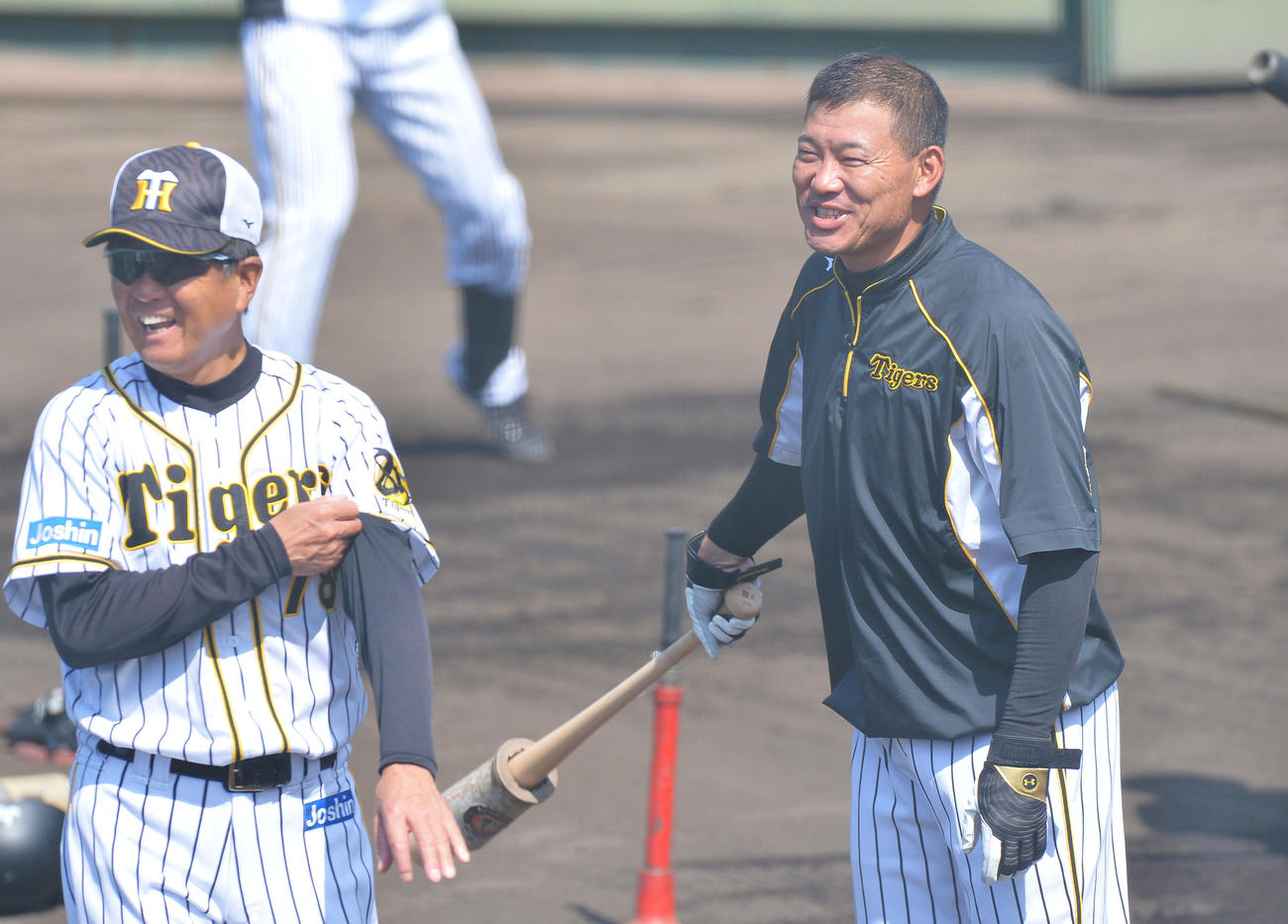 試合前練習で平田勝男2軍監督（左）と話す福留孝介（代表撮影）