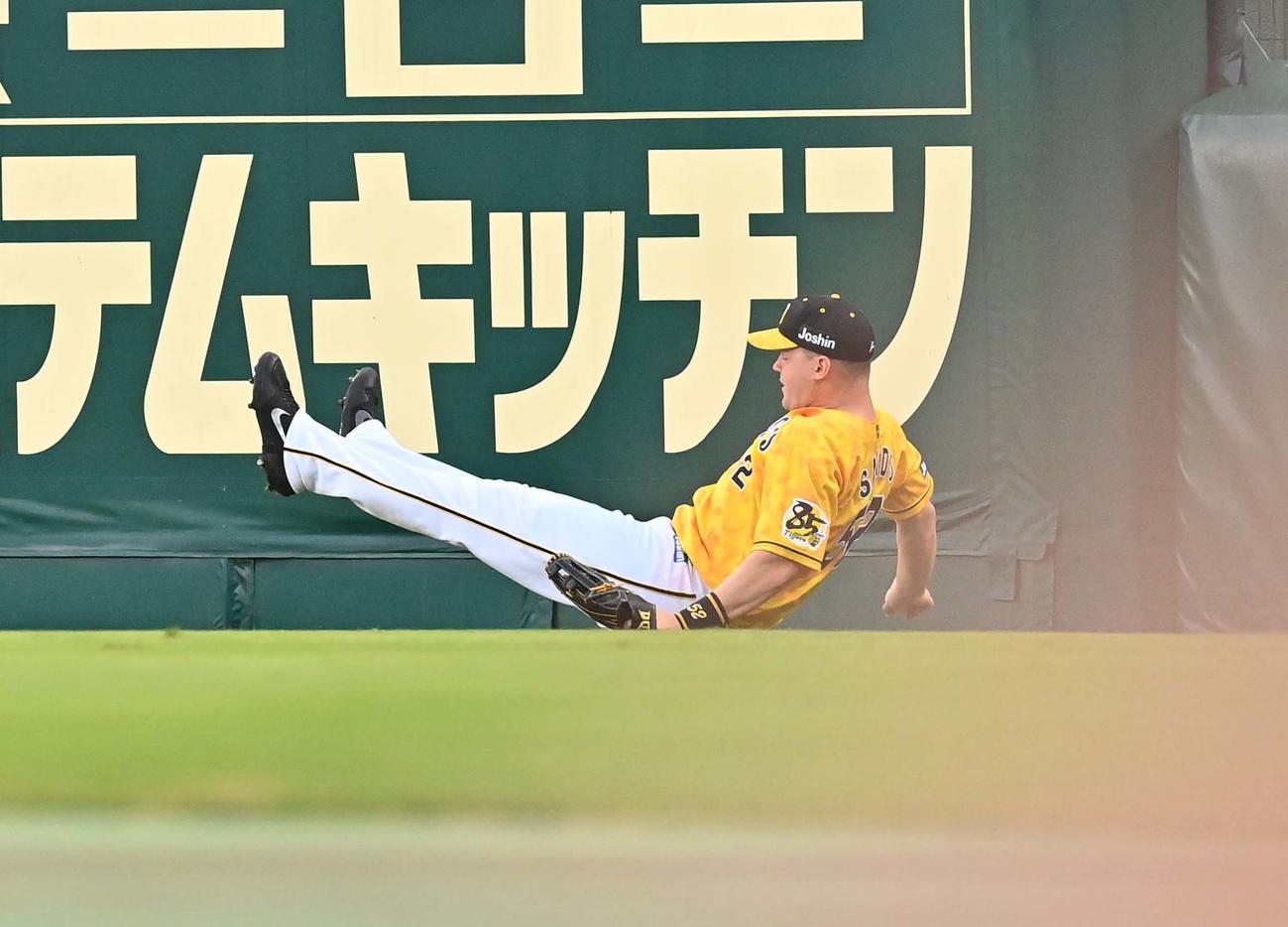 サンズは佐野の右翼への打球を捕球するも足をすべらせ転倒し三塁打とする（撮影・上田博志）