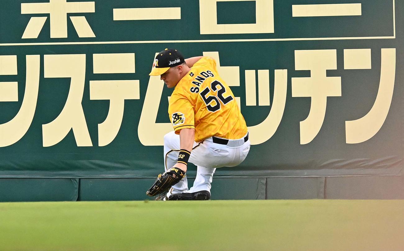 サンズは佐野の右翼への打球を捕球するも足をすべらせ転倒し三塁打とする（撮影・上田博志）