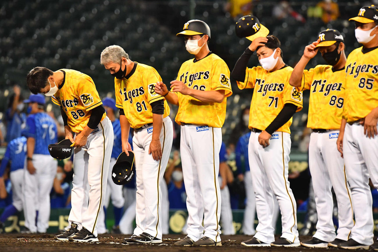 阪神対DeNA　DeNAに負けファンにあいさつする矢野燿大監督（左）（撮影・上田博志）