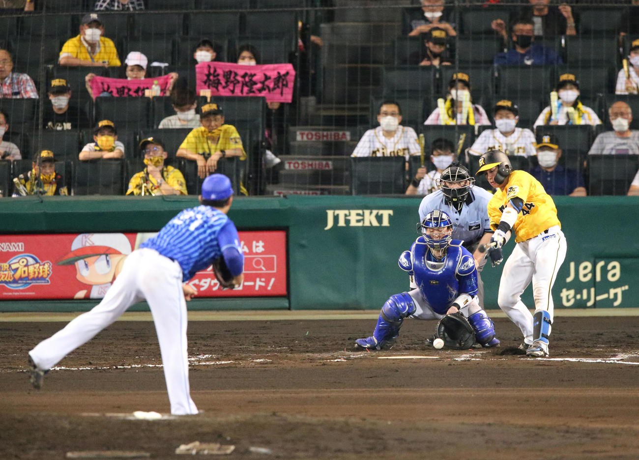 阪神対DeNA　7回裏阪神無死、梅野は空振り三振に終わる（撮影・上山淳一）