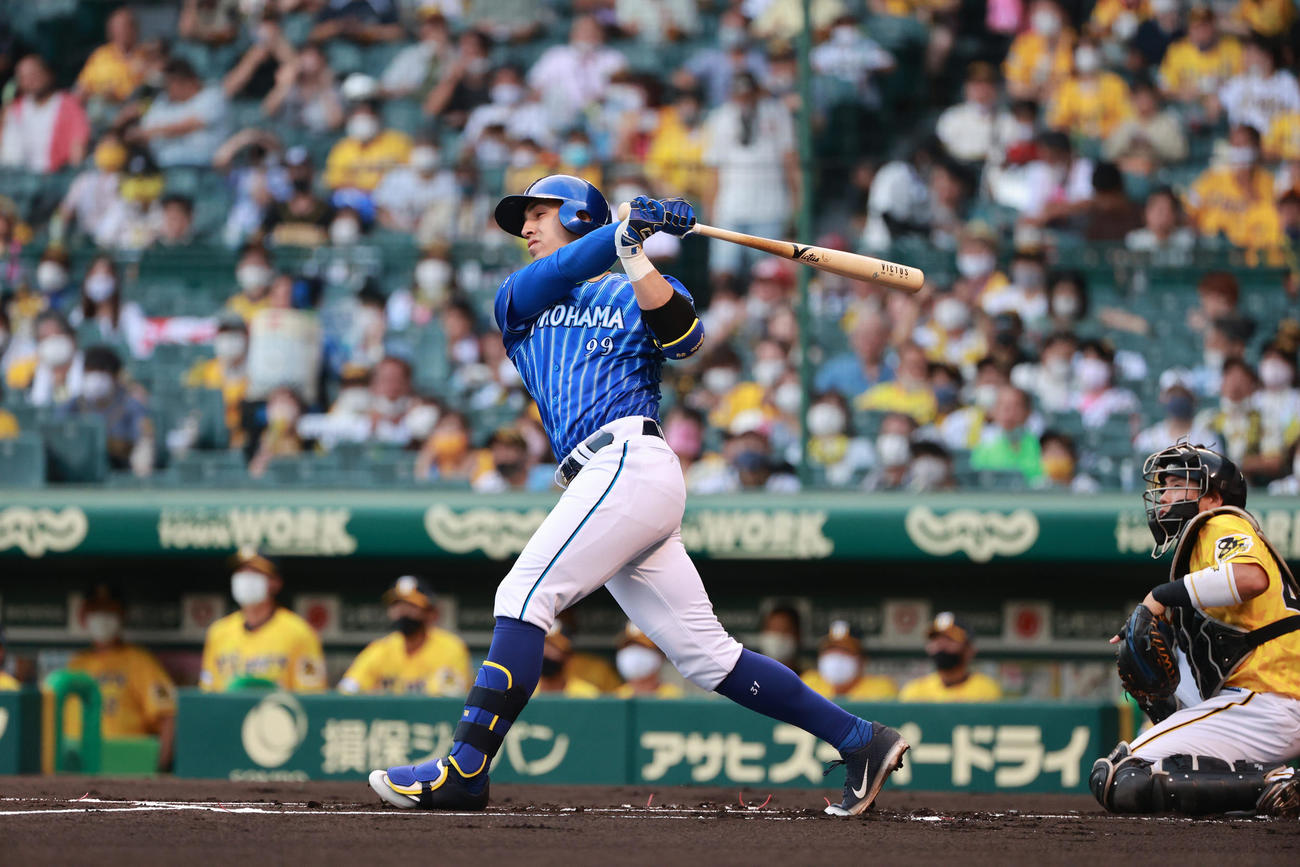 阪神対DeNA　1回表DeNA2死、先制の左越え本塁打を放つソト（撮影・清水貴仁）