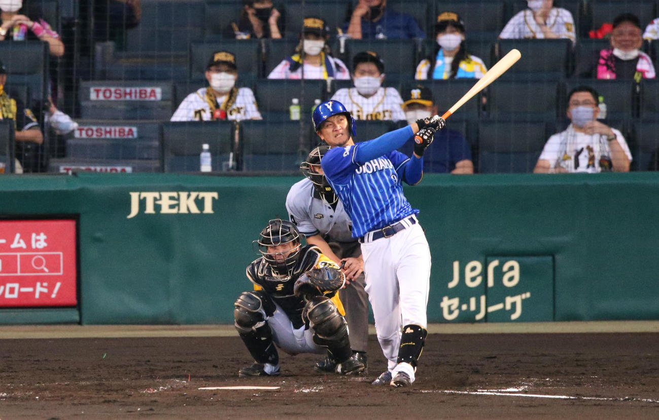 阪神対DeNA　4回表DeNA2死、大和は左越え本塁打を放つ（撮影・上山淳一）