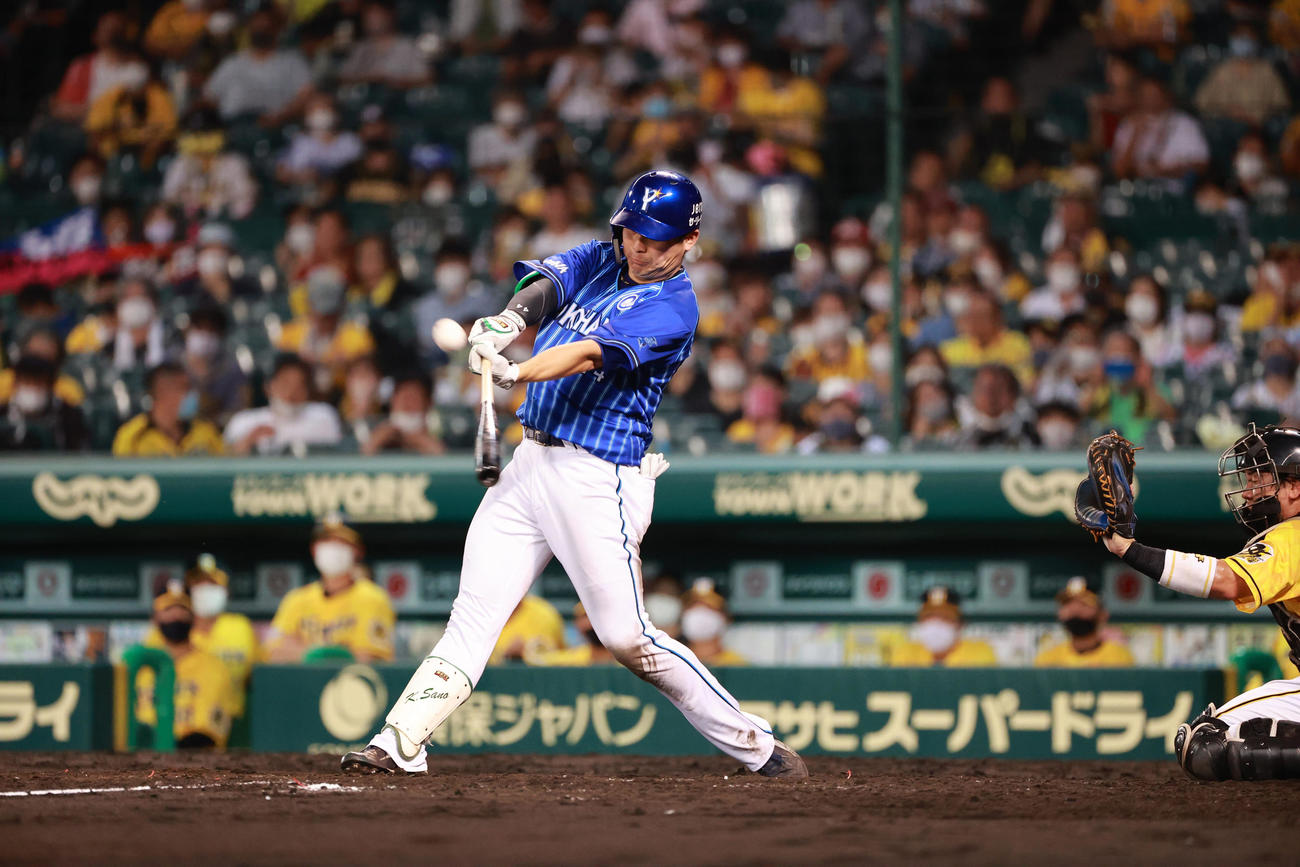阪神対DeNA　5回表DeNA2死三塁、左越えの勝ち越し2点本塁打を放つ佐野（撮影・清水貴仁）