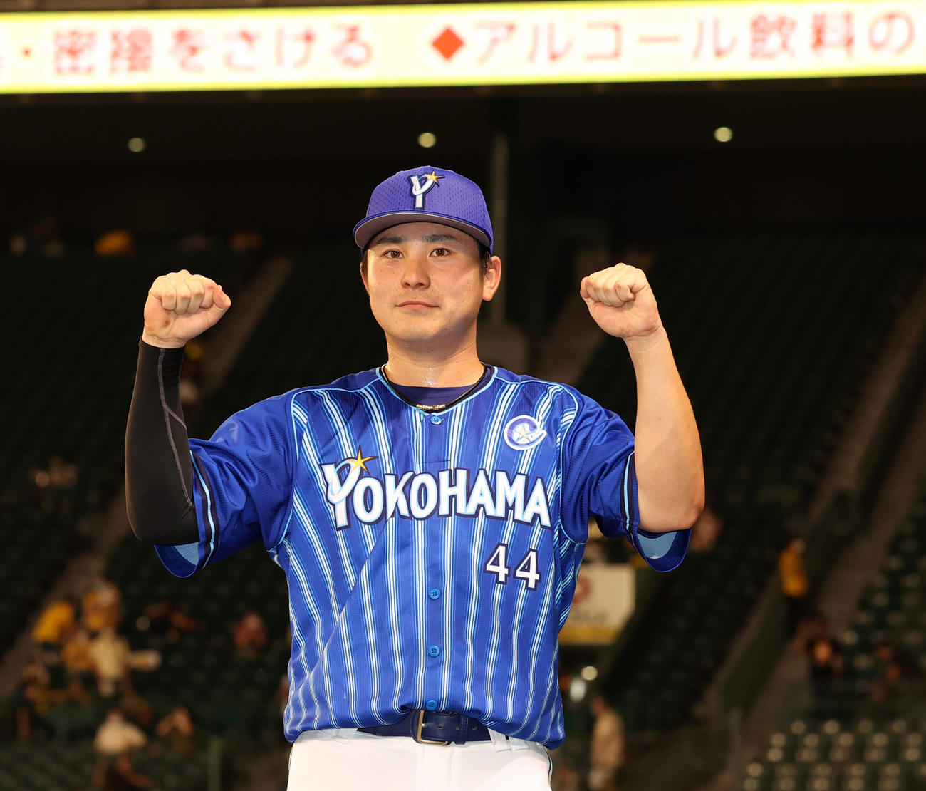 本塁打をふくむ4安打2打点の活躍をみせた佐野恵太はガッツポーズ（撮影・清水貴仁）