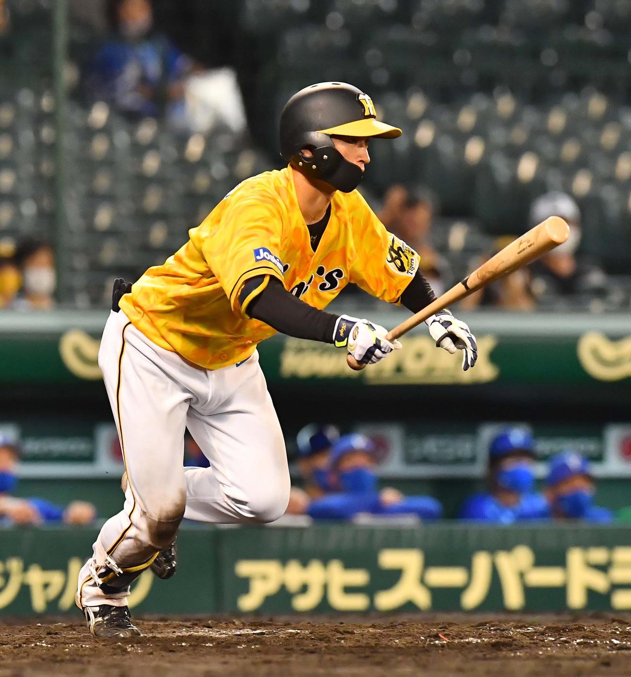 阪神対DeNA　8回裏阪神無死一塁、右前安打を放つ近本光司（撮影・上田博志）