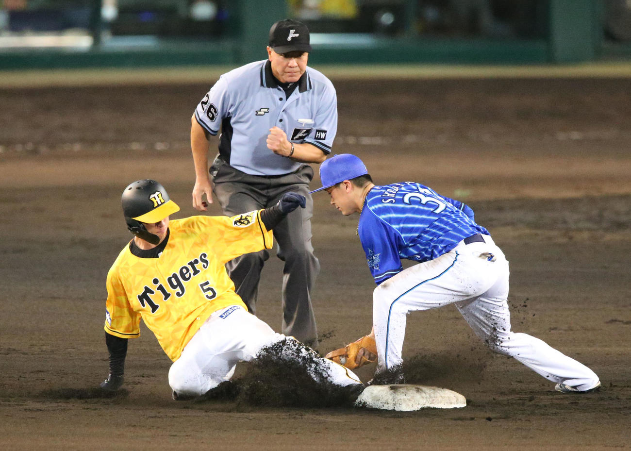 阪神対DeNA8回戦　8回裏阪神無死一、三塁、一走近本光司（左）は二盗を決める（撮影・上山淳一）