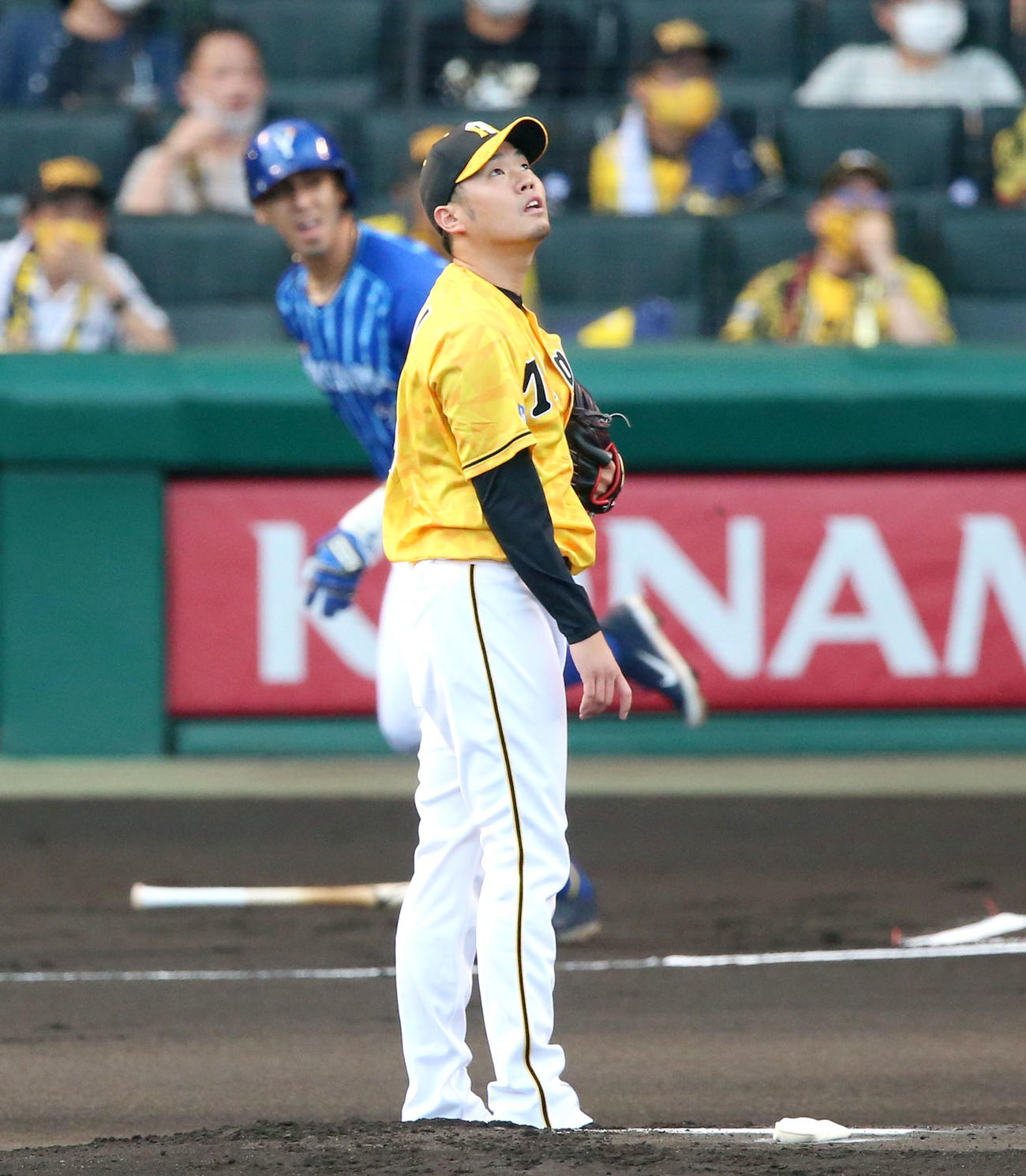 阪神対DeNA　1回表DeNA2死、西勇（手前）はソトに左越え先制本塁打を浴びる（撮影・上山淳一）