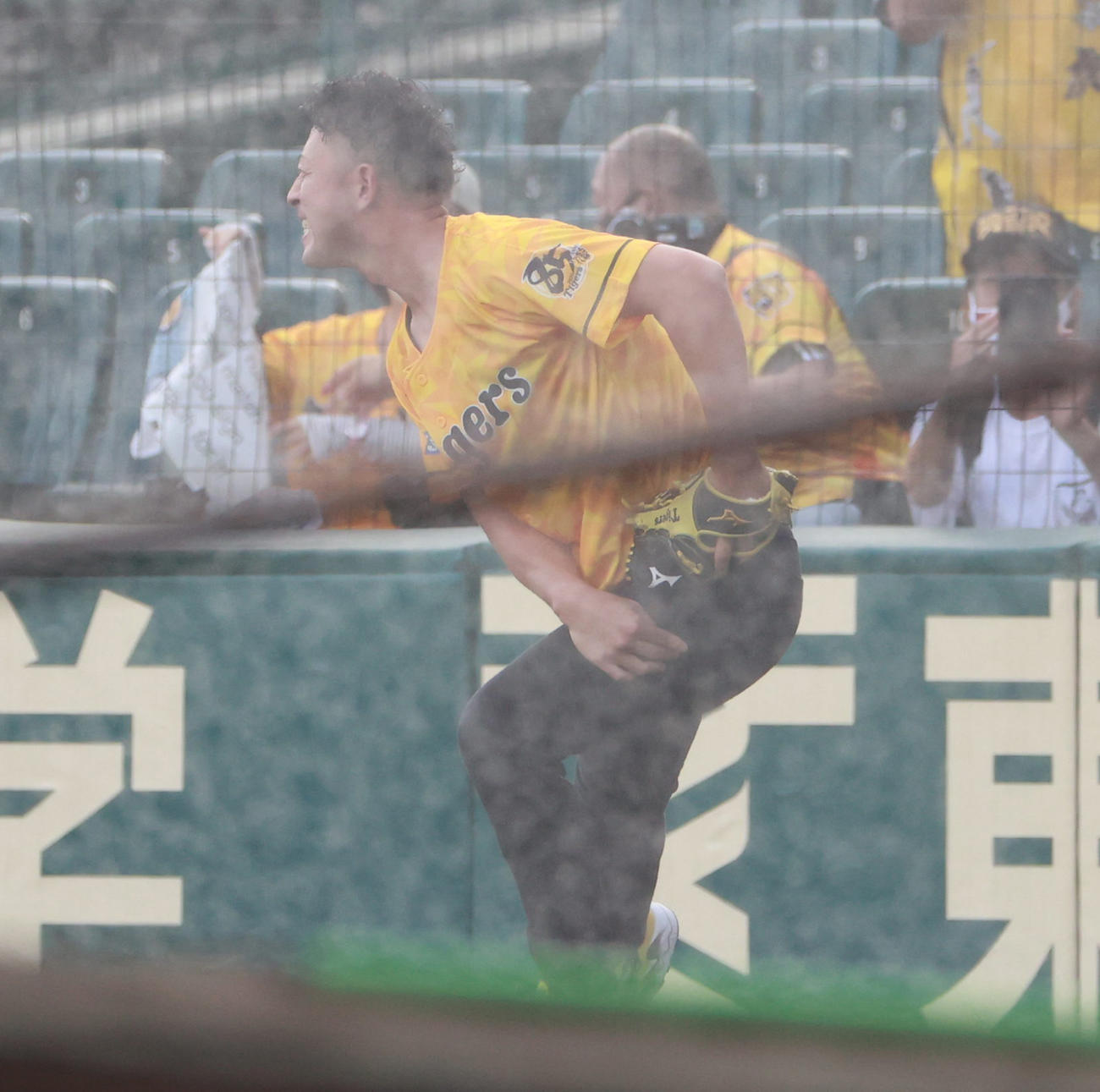 阪神対DeNA　阪神スタメン発表でものまねを行う今成亮太氏、9番先発西勇輝（撮影・清水貴仁）