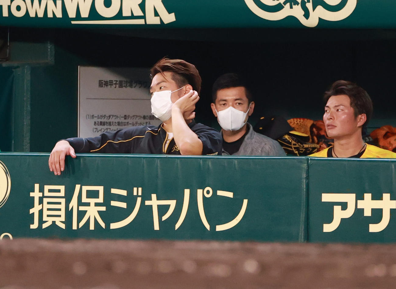 阪神対DeNA　8回、ベンチで試合をみる西勇輝（撮影・清水貴仁）