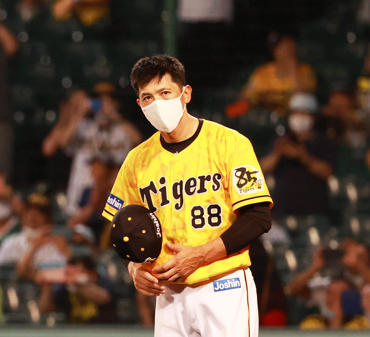 試合に敗れるもグラウンドで出てきてあいさつする矢野耀大監督（右）（撮影・清水貴仁）