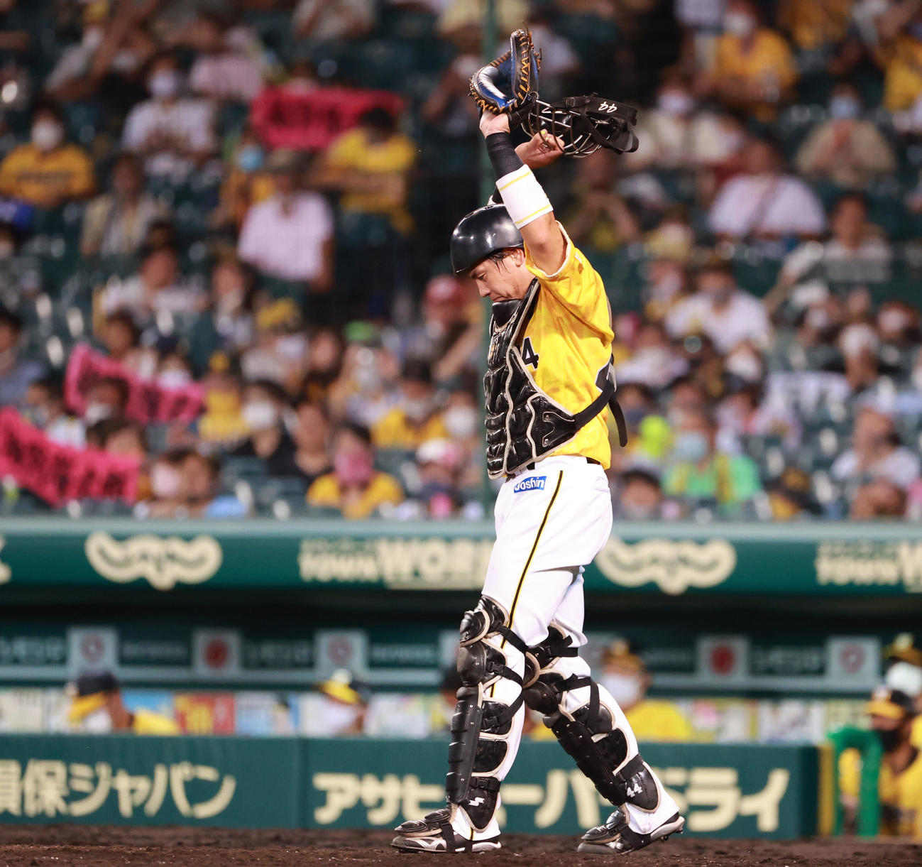 阪神対DeNA　4回に2点適時打を放った梅野隆太郎はファンの歓声にこたえる（撮影・清水貴仁）