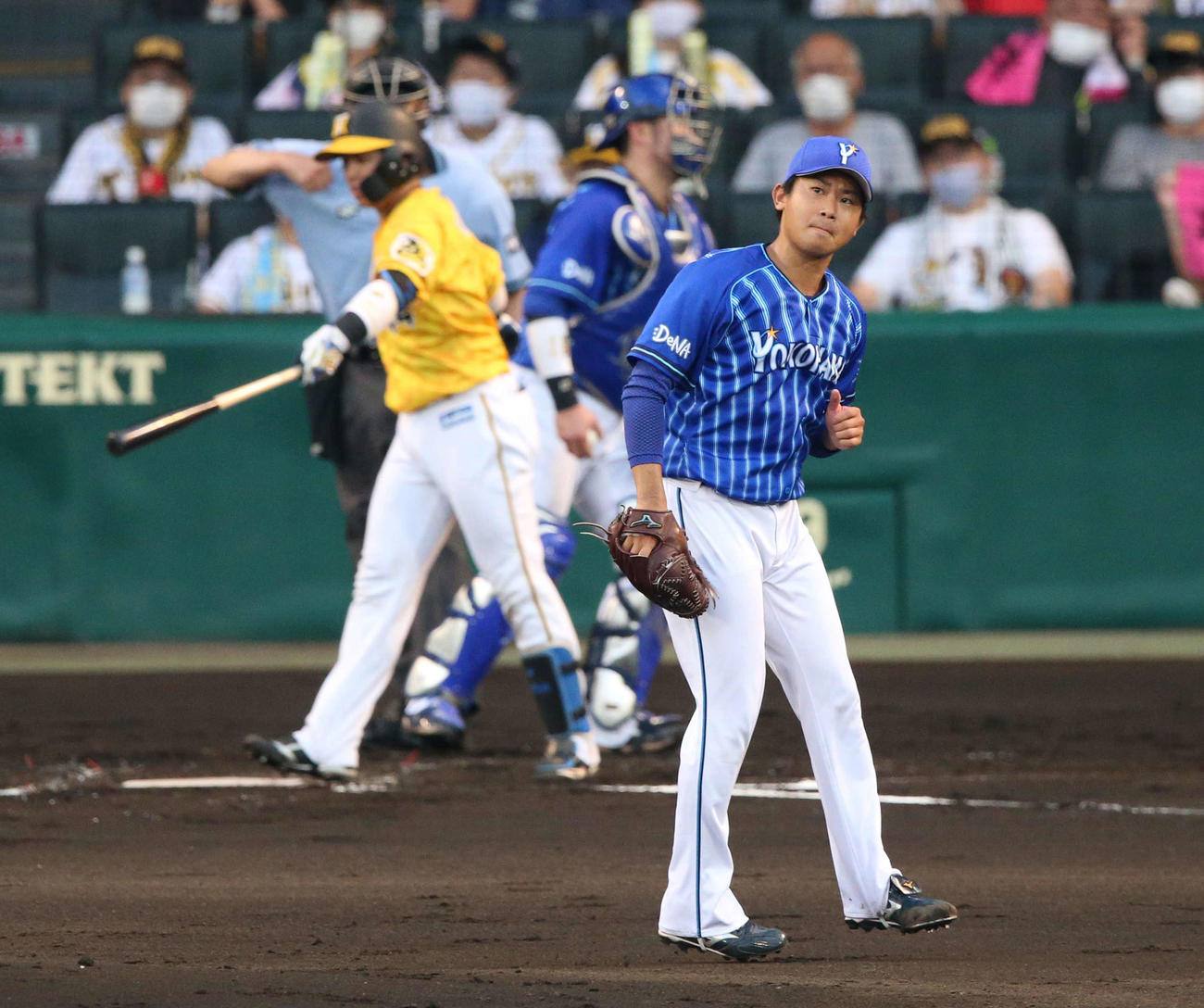 阪神対DeNA　2回裏阪神2死、今永（手前）は梅野を空振り三振に仕留める（撮影・上山淳一）