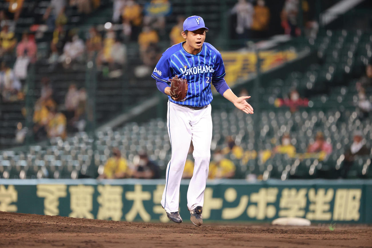 阪神対DeNA　5回、この回3者連続三振を奪いグラブをたたく今永（撮影・清水貴仁）