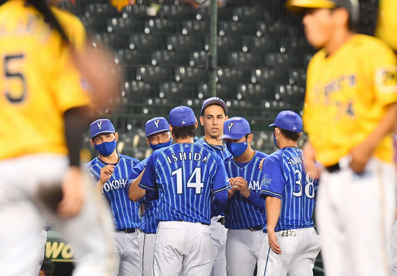 阪神対DeNA　阪神に勝利し石田（奥右から4人目）から勝利球をもらう今永（同2人目）（撮影・上田博志）