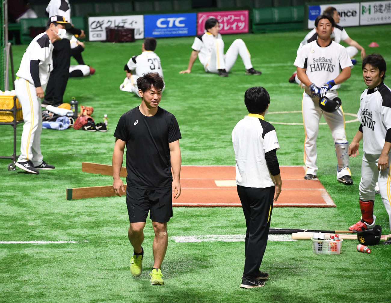 7月7日、練習をせずに引き揚げる長谷川（手前左）