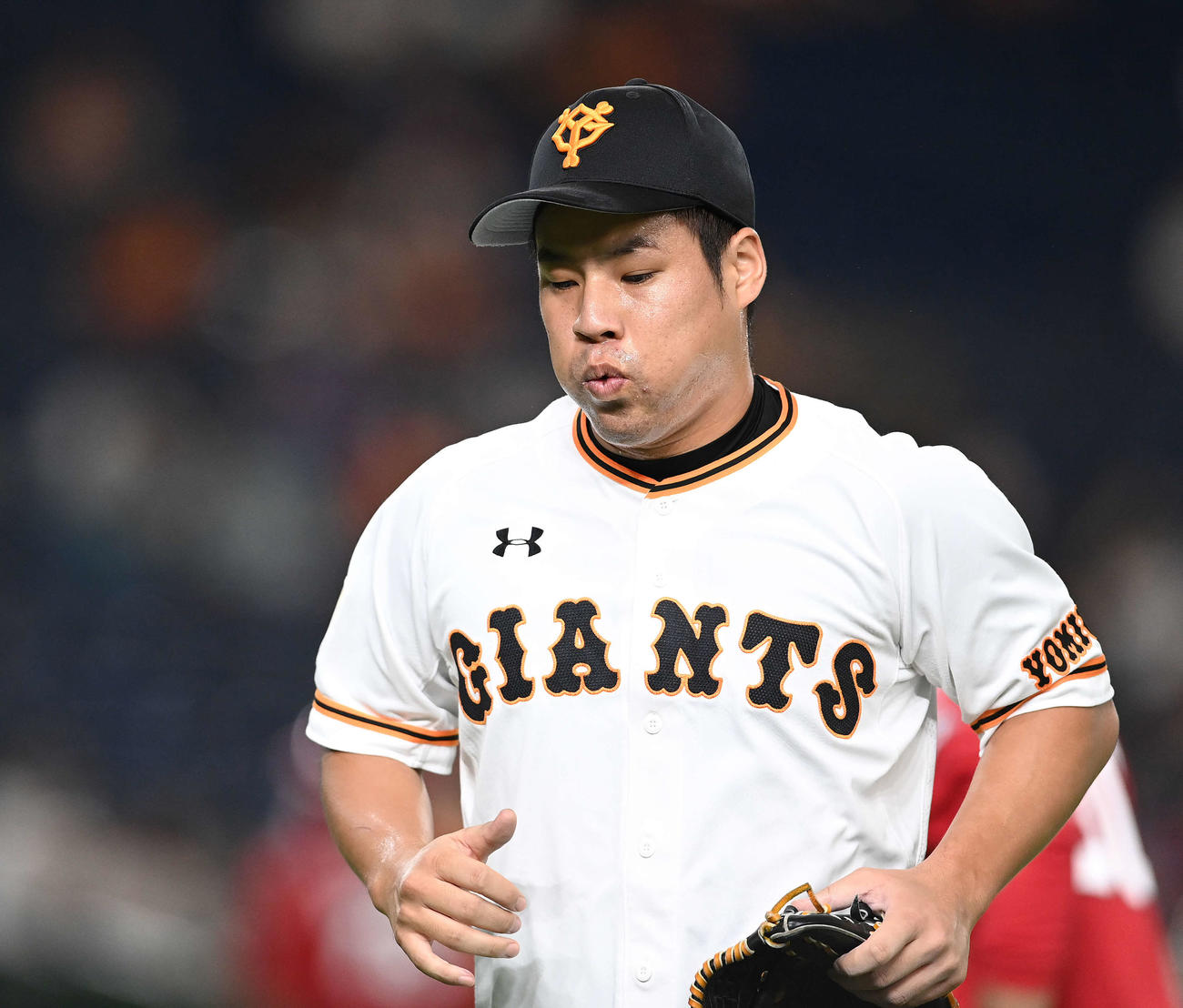巨人対広島　6回表を終え、浮かない表情でベンチへ戻る巨人高木（撮影・鈴木みどり）