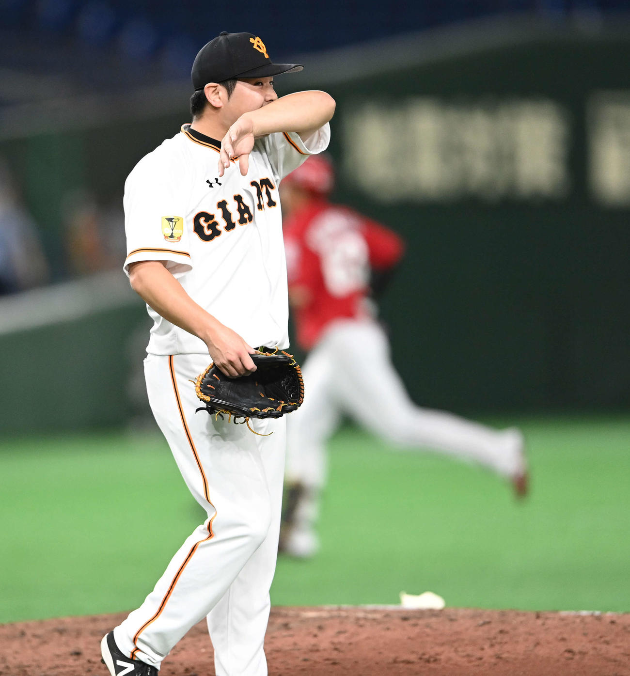 巨人対広島　7回表広島2死二、三塁、西川に左越え3点本塁打を浴びる田中豊（撮影・鈴木みどり）