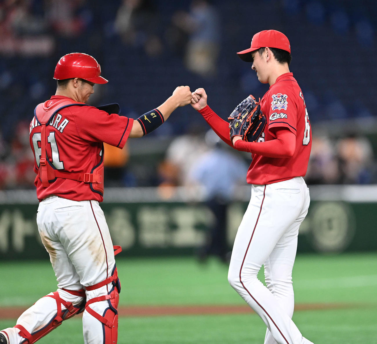 巨人対広島　プロ初完投の広島遠藤（右）は坂倉とタッチを交わす（撮影・鈴木みどり）