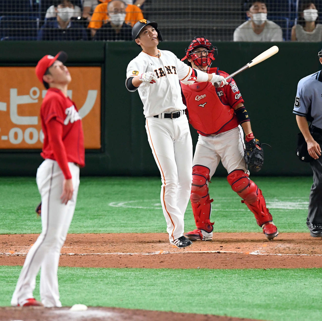 巨人対広島　9回裏巨人無死、左越えにソロ本塁打を放った坂本勇。投手遠藤（撮影・たえ見朱実）