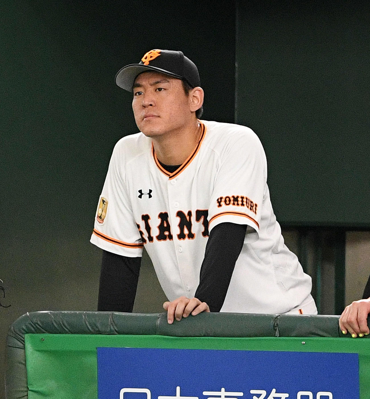 巨人対広島　3回表、交代しベンチで悔しげな表情の巨人桜井（撮影・滝沢徹郎）