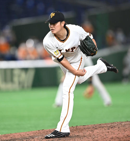 巨人対広島　8回表から5番手で登板した巨人宮国（撮影・鈴木みどり）