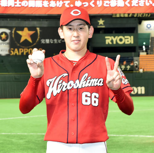 巨人対広島　完投し2勝目の広島遠藤は勝利球を手にポーズを決める（撮影・滝沢徹郎）