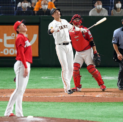 巨人対広島　9回裏巨人無死、左越えにソロ本塁打を放った坂本勇。投手遠藤（撮影・たえ見朱実）