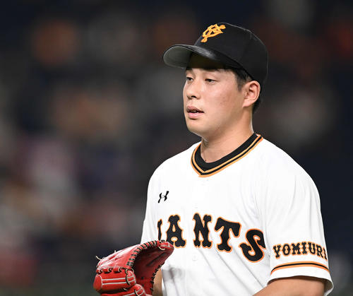 巨人対広島　3回表を終え、浮かない表情でベンチへ戻る巨人大江（撮影・鈴木みどり）