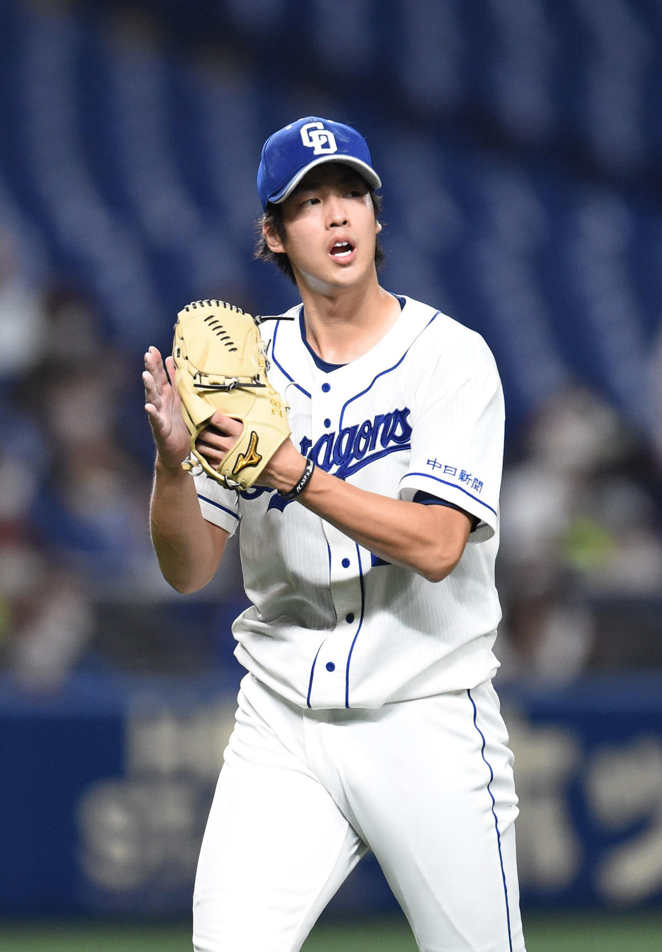 10回表ヤクルト攻撃終了、グラブを叩きベンチへ戻る梅津晃大（撮影・森本幸一）