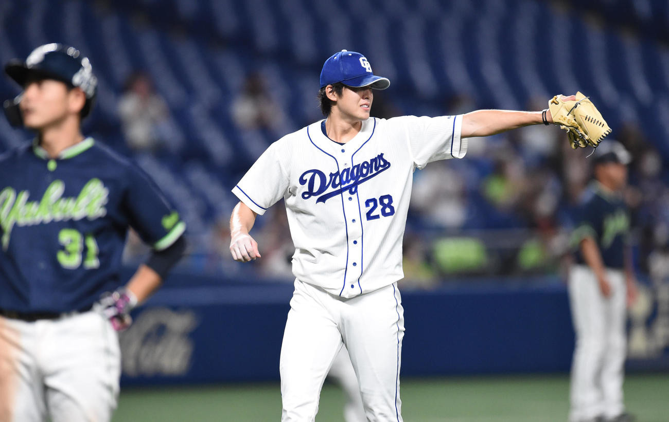 9回表ヤクルト2死一、二塁、山崎晃大朗（左）を二直に打ち取り阿部寿樹に向かってグラブを出す梅津晃大（撮影・森本幸一）