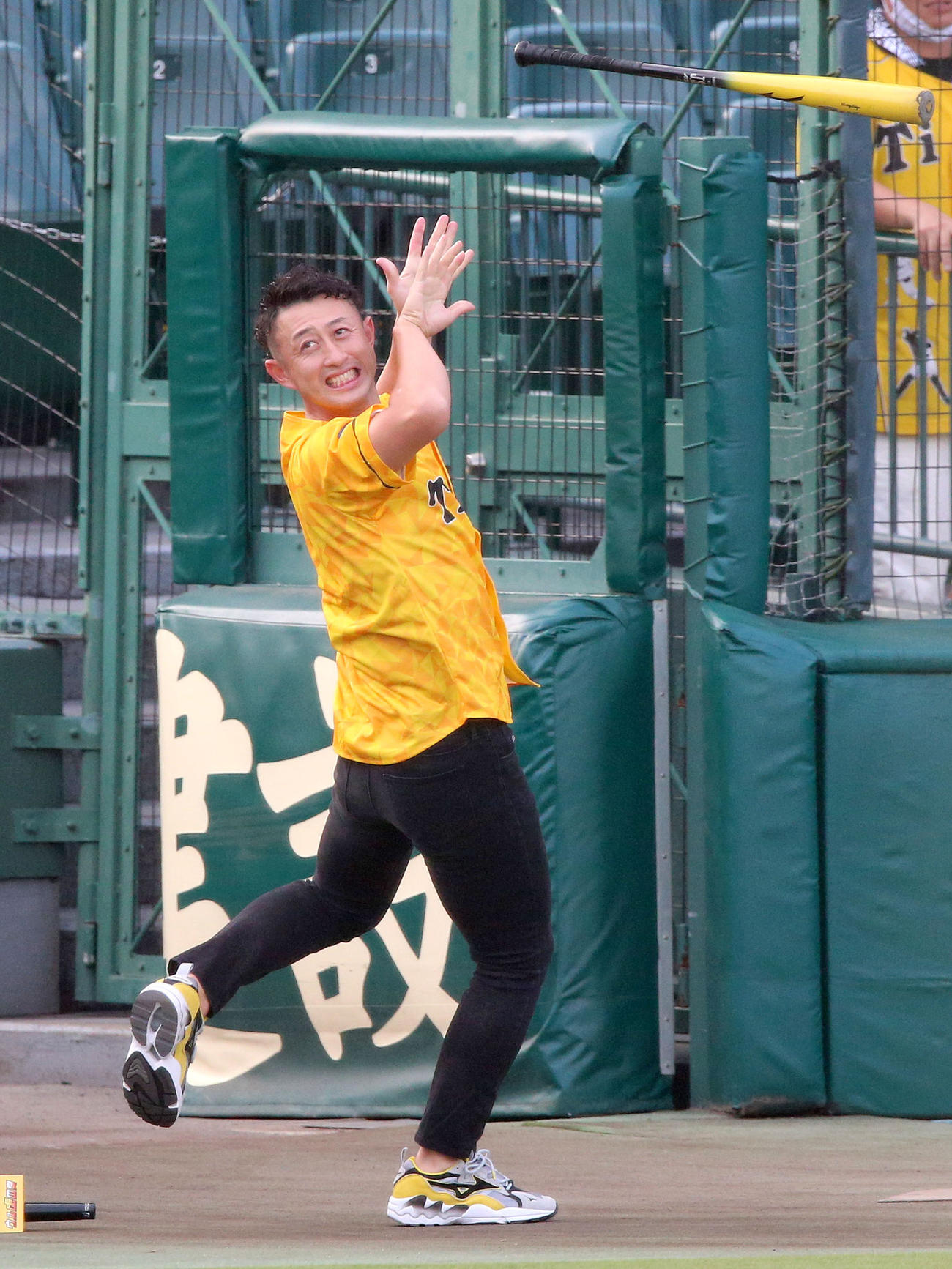 スタメン以外の選手のものまねを行う今成亮太氏
