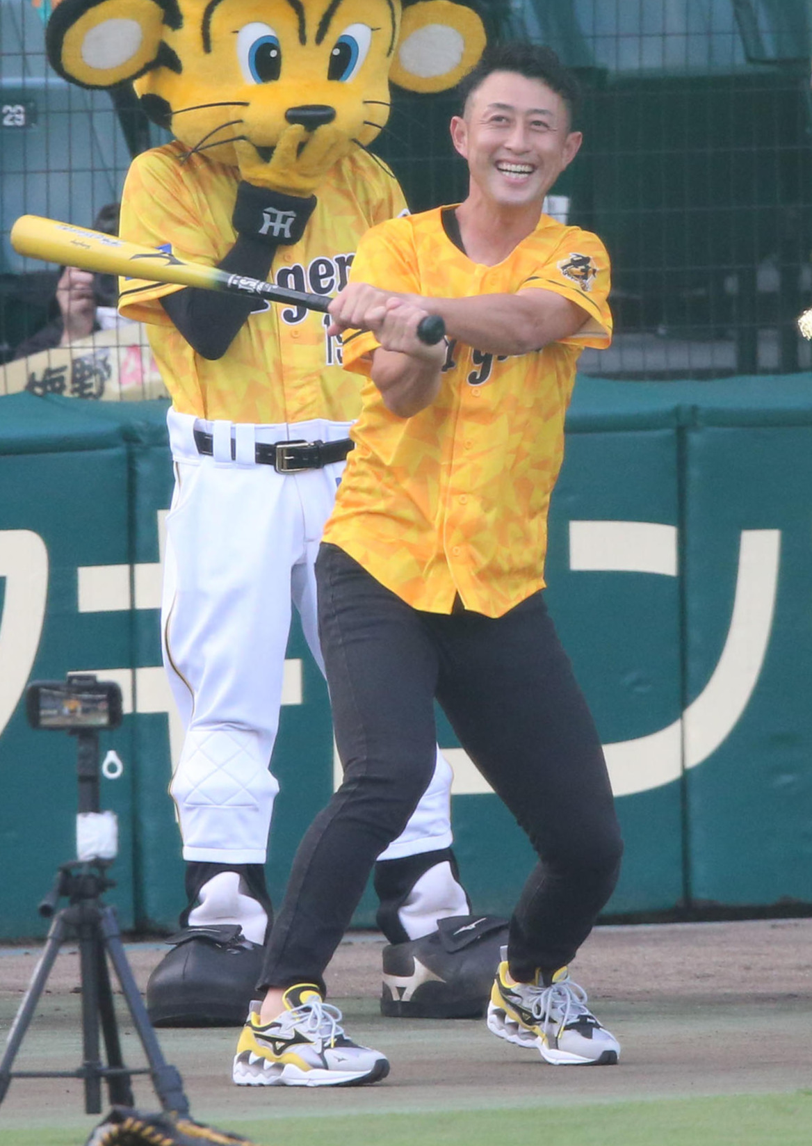 阪神スタメン発表でものまねを行う今成亮太氏