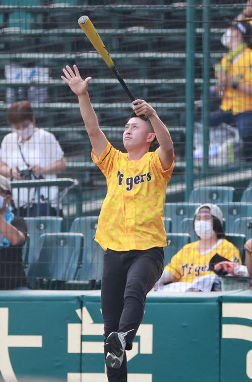 阪神スタメン発表でものまねを行う今成亮太氏