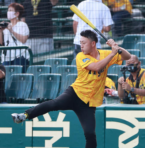 阪神スタメン発表でものまねを行う今成亮太氏