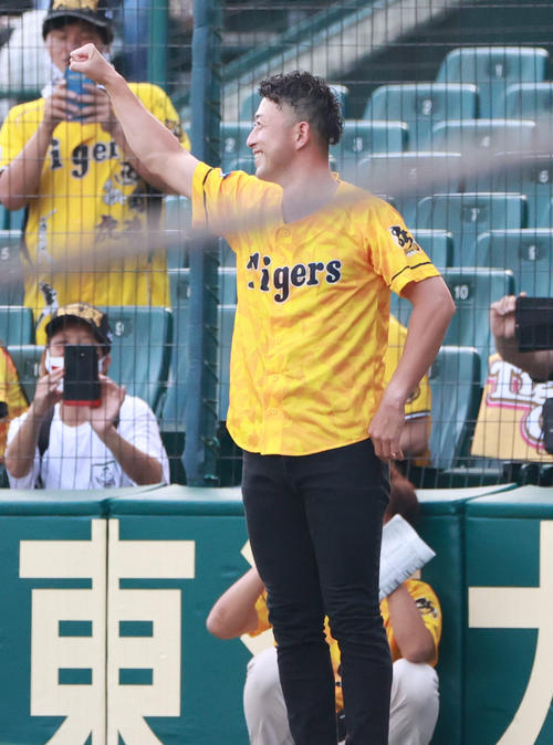 スタメン以外の選手のものまねを行う今成亮太氏