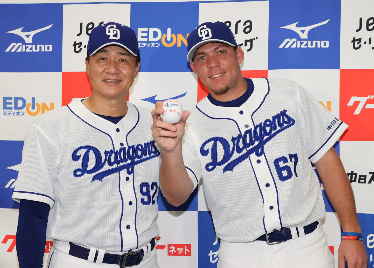 支配下登録会見を行い中日与田剛監督（左）とポーズを決めるヤリエル・ロドリゲス（現場代表）