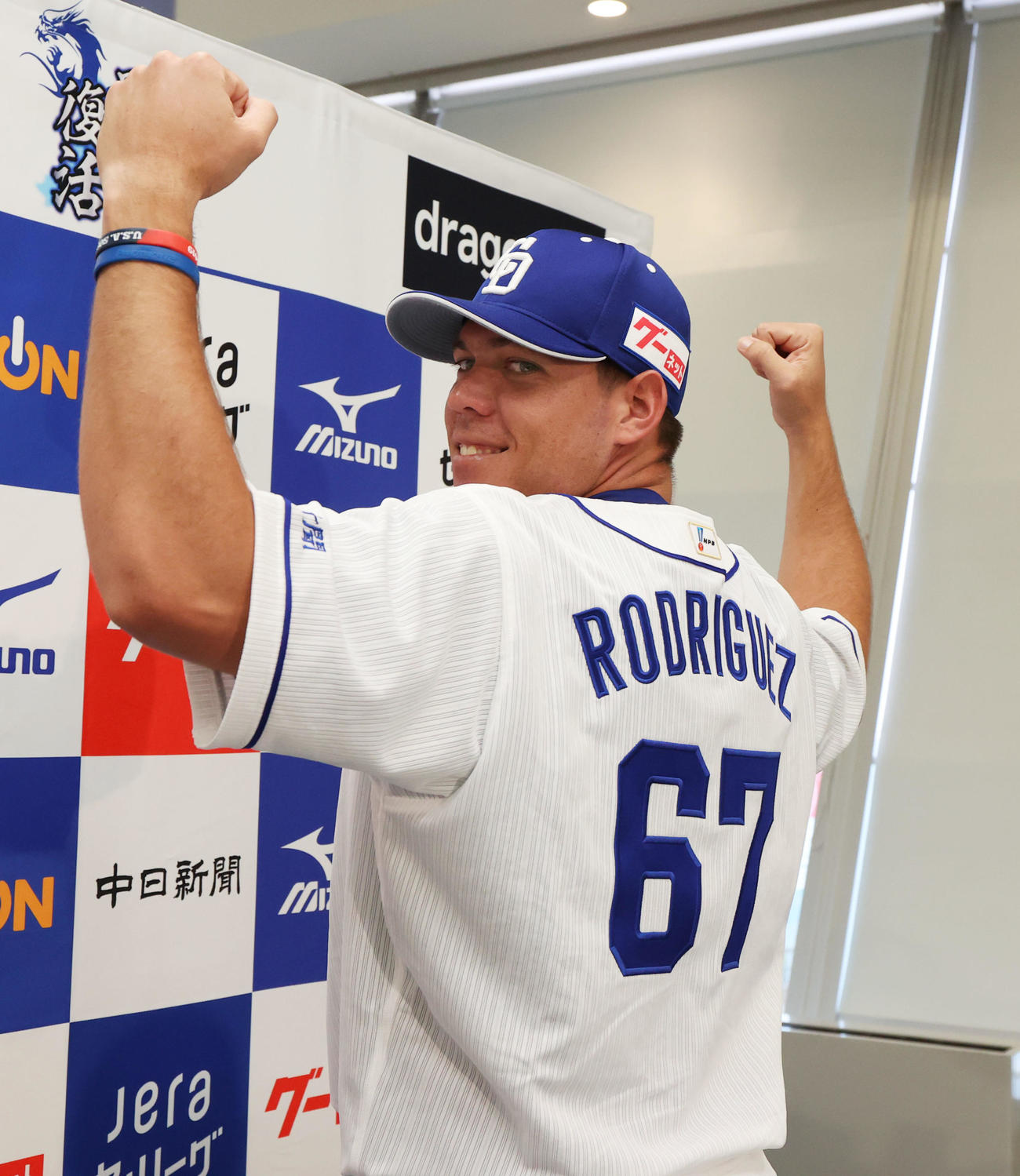 支配下登録会見を行い背番号を披露しポーズを決める中日ヤリエル・ロドリゲス（現場代表）