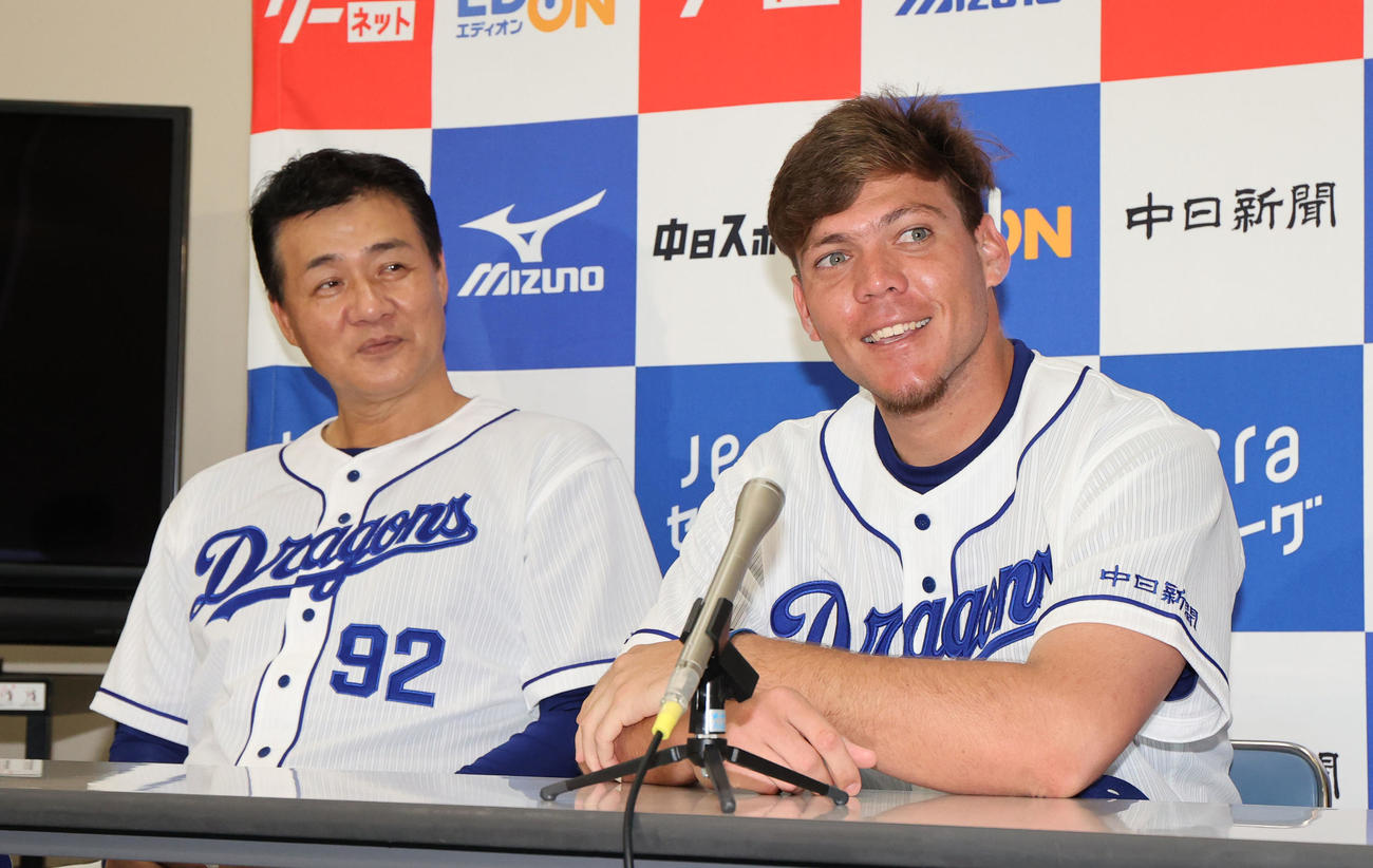 支配下登録会見で笑顔を見せる中日ヤリエル・ロドリゲス（右）と与田剛監督（現場代表）