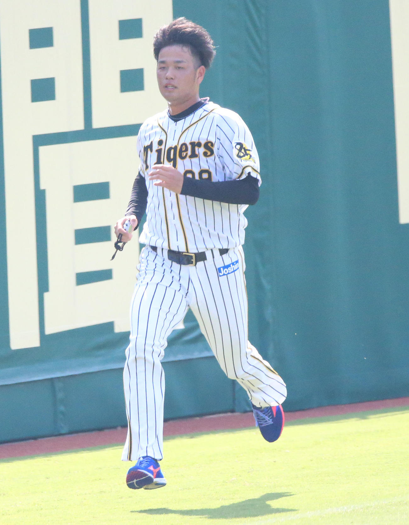 阪神対DeNA　試合前の練習で、走り込みをして汗を流す高橋遥（撮影・上山淳一）