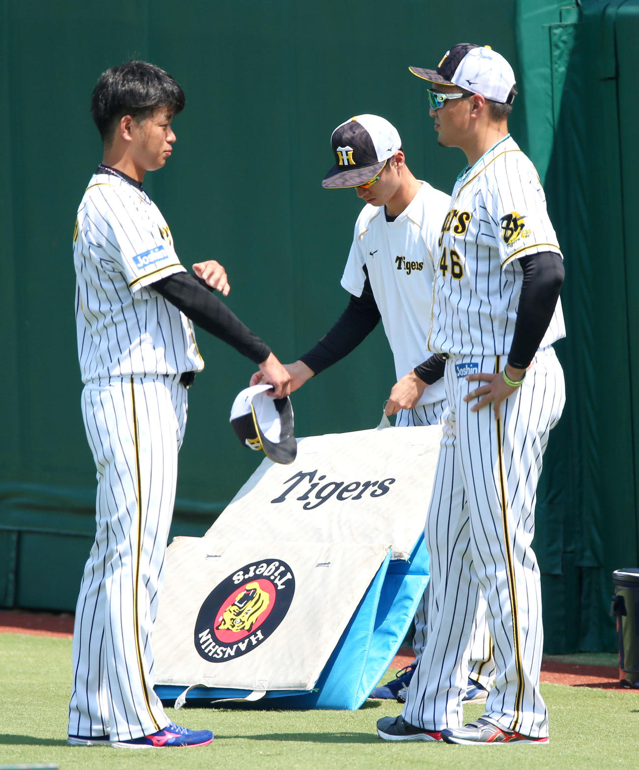 阪神対DeNA試合前の練習で、高橋遥（左）は秋山とサインの確認をする（撮影・上山淳一）