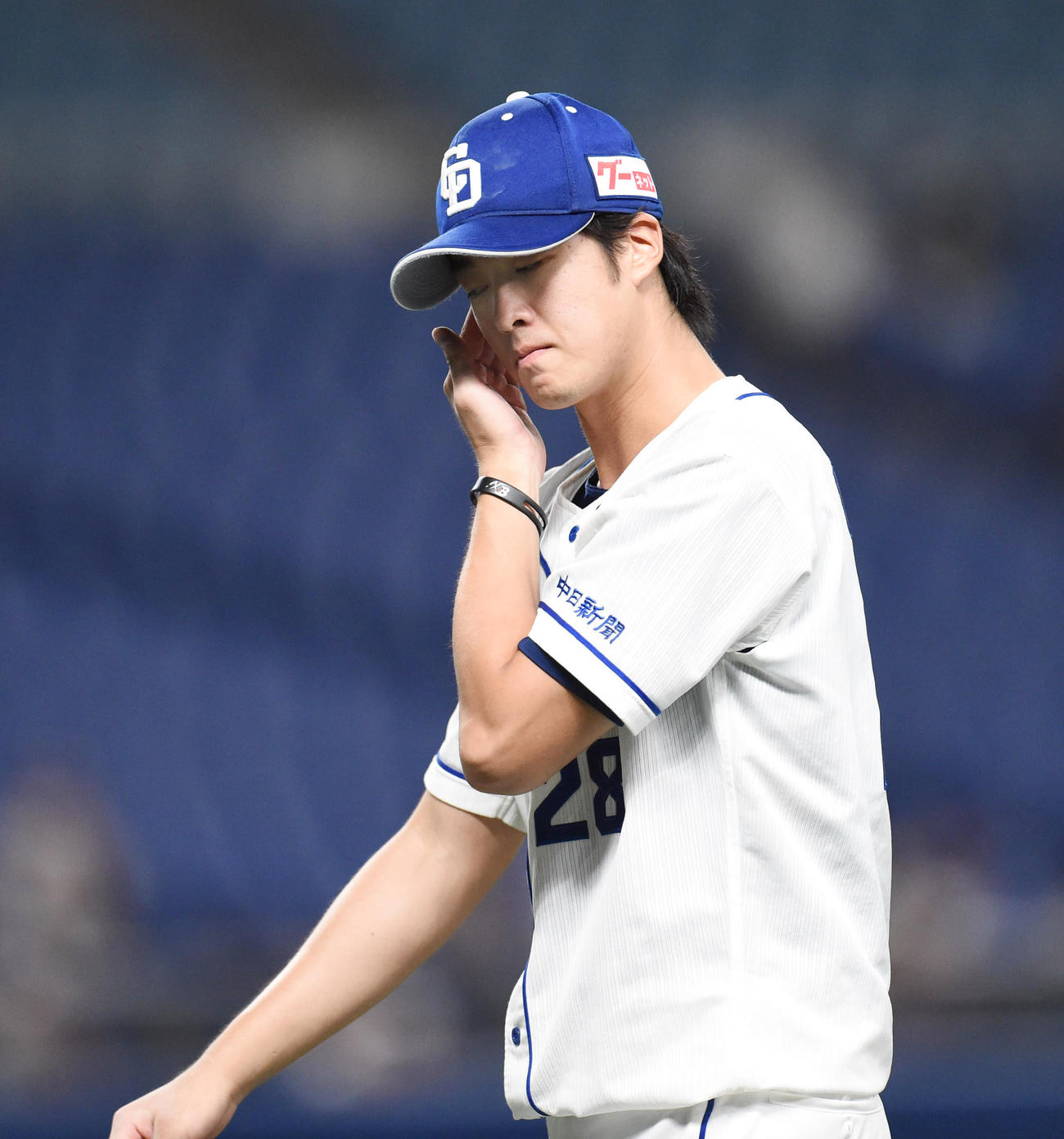 中日対ヤクルト　試合終了、10回を一人で投げきるも引き分けに終わり無念そうな表情の梅津晃大（撮影・森本幸一）