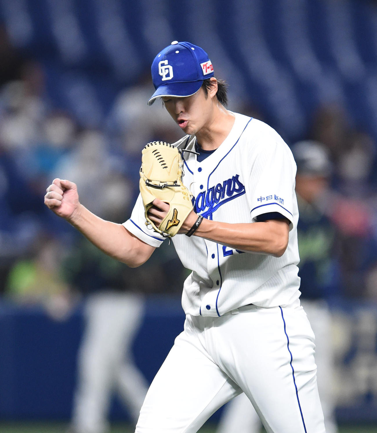 中日対ヤクルト　4回表ヤクルト1死一、三塁、村上宗隆を併殺打に打ち取りガッツポーズをする梅津晃大（撮影・森本幸一）