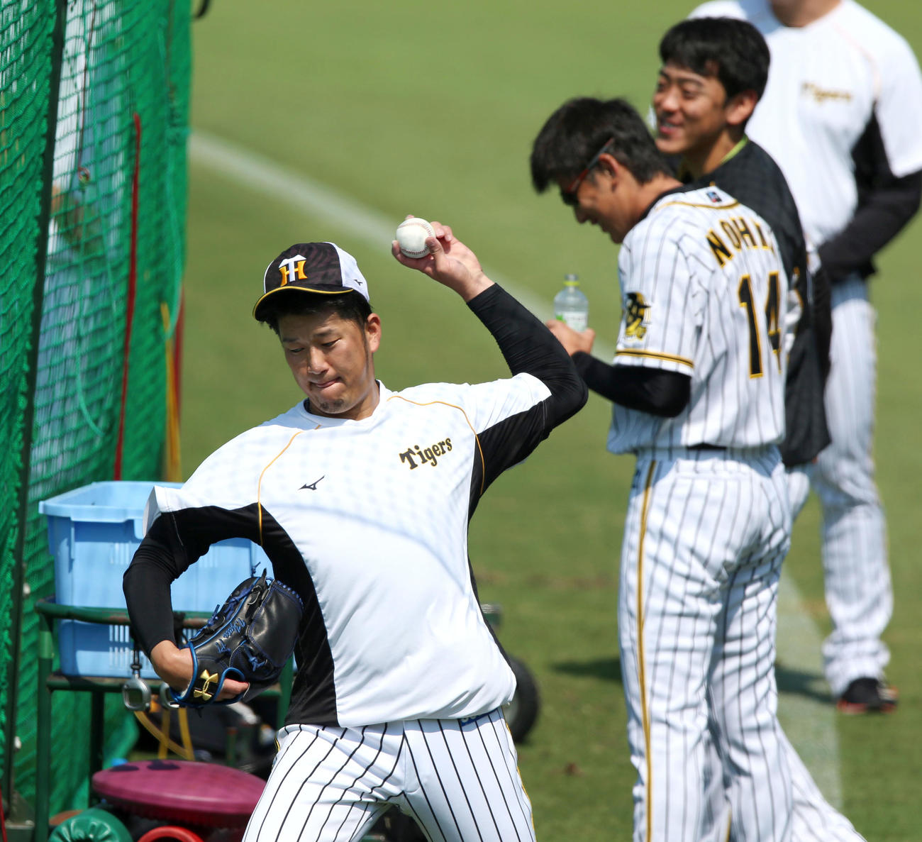 阪神対DeNA　岩貞（手前）は試合前の練習で入念に準備する（撮影・上山淳一）