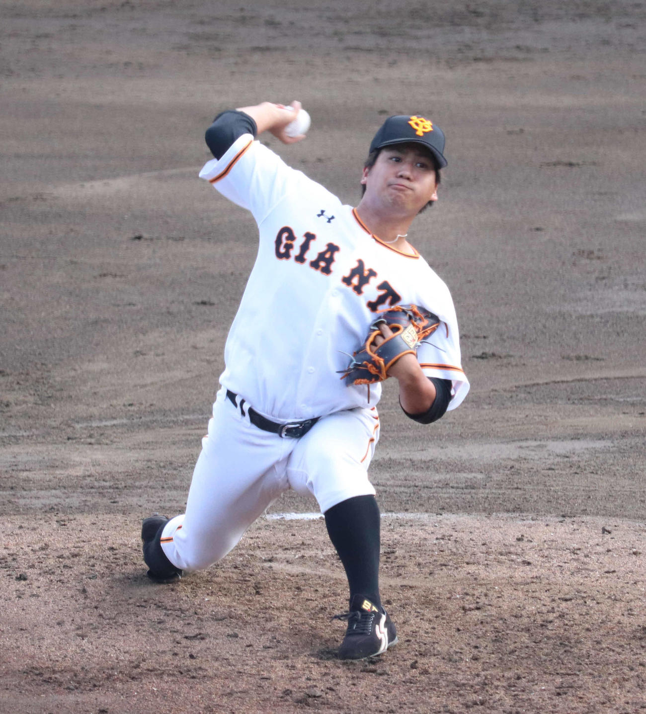 2番手で緊急登板した巨人山川（撮影・久永壮真）